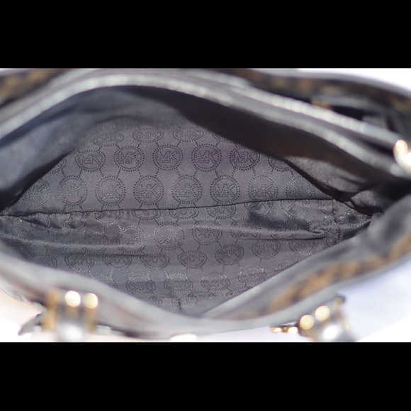 Micheal Kors Purse - Picture 4 of 6